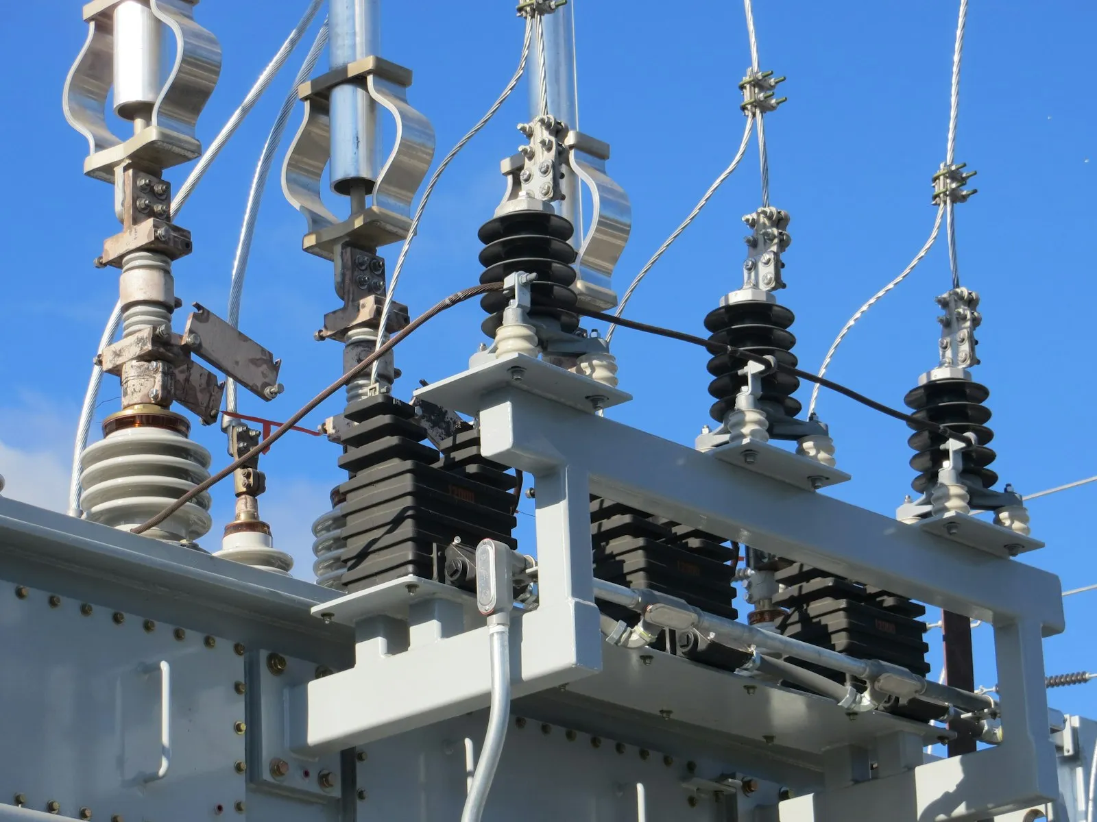 Diagram sistem grounding dan penangkal petir yang terpasang pada sebuah rumah tinggal