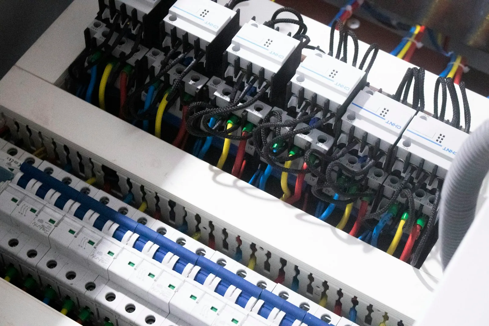 Panel baru dengan ELCB di atas dan MCB berlabel tersusun rapi setelah pengerjaan