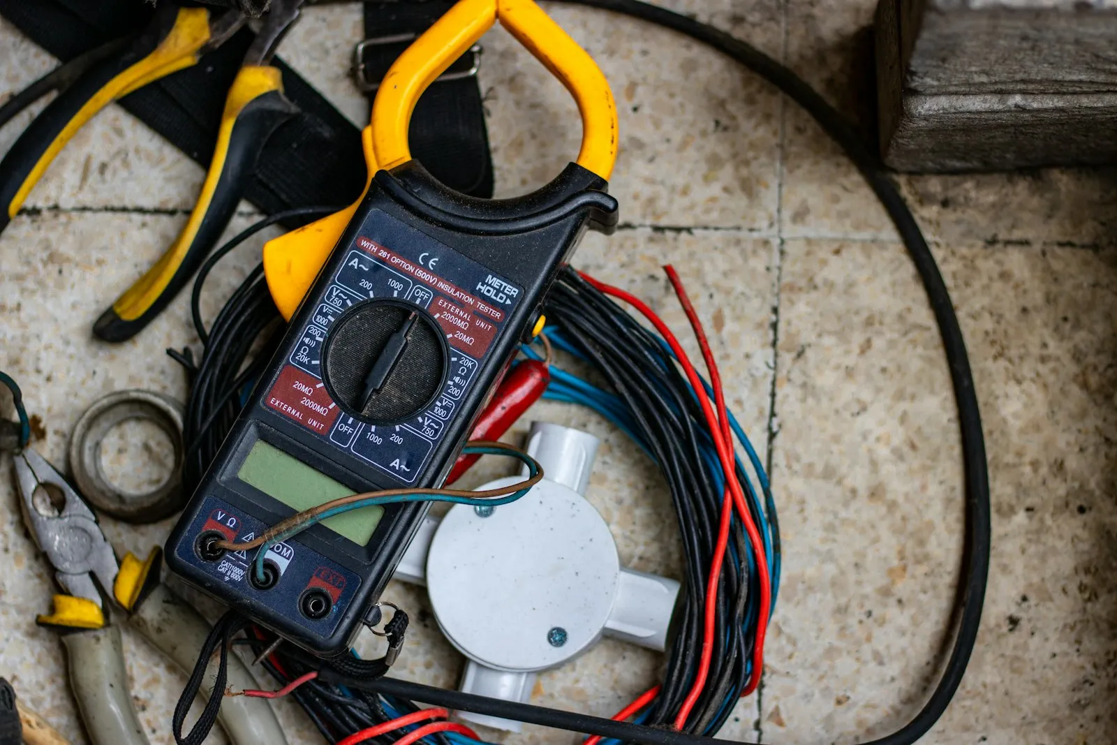 Panel MCB berlabel dan rapi setelah instalasi selesai, siap untuk dihubungkan ke PLN